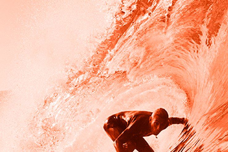 Surfista dentro de una ola