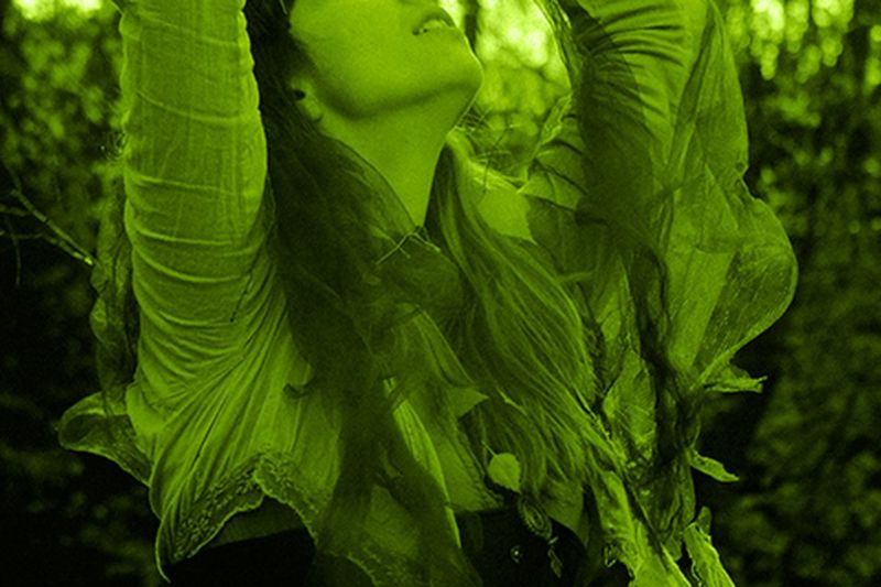 Mujer danzando en el bosque