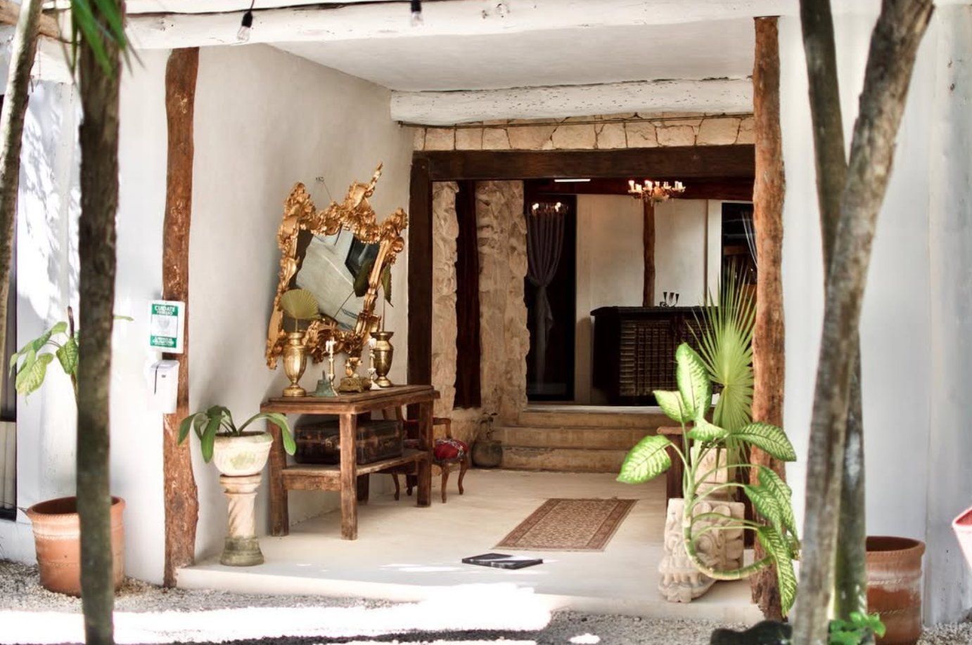Acceso de una propiedad privada en Tulum, entre vegetación y piedra