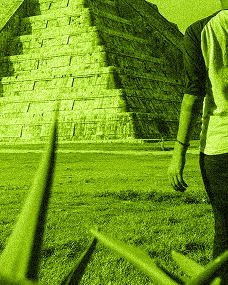 Viajero frente a la pirámide de Chichén Itzá